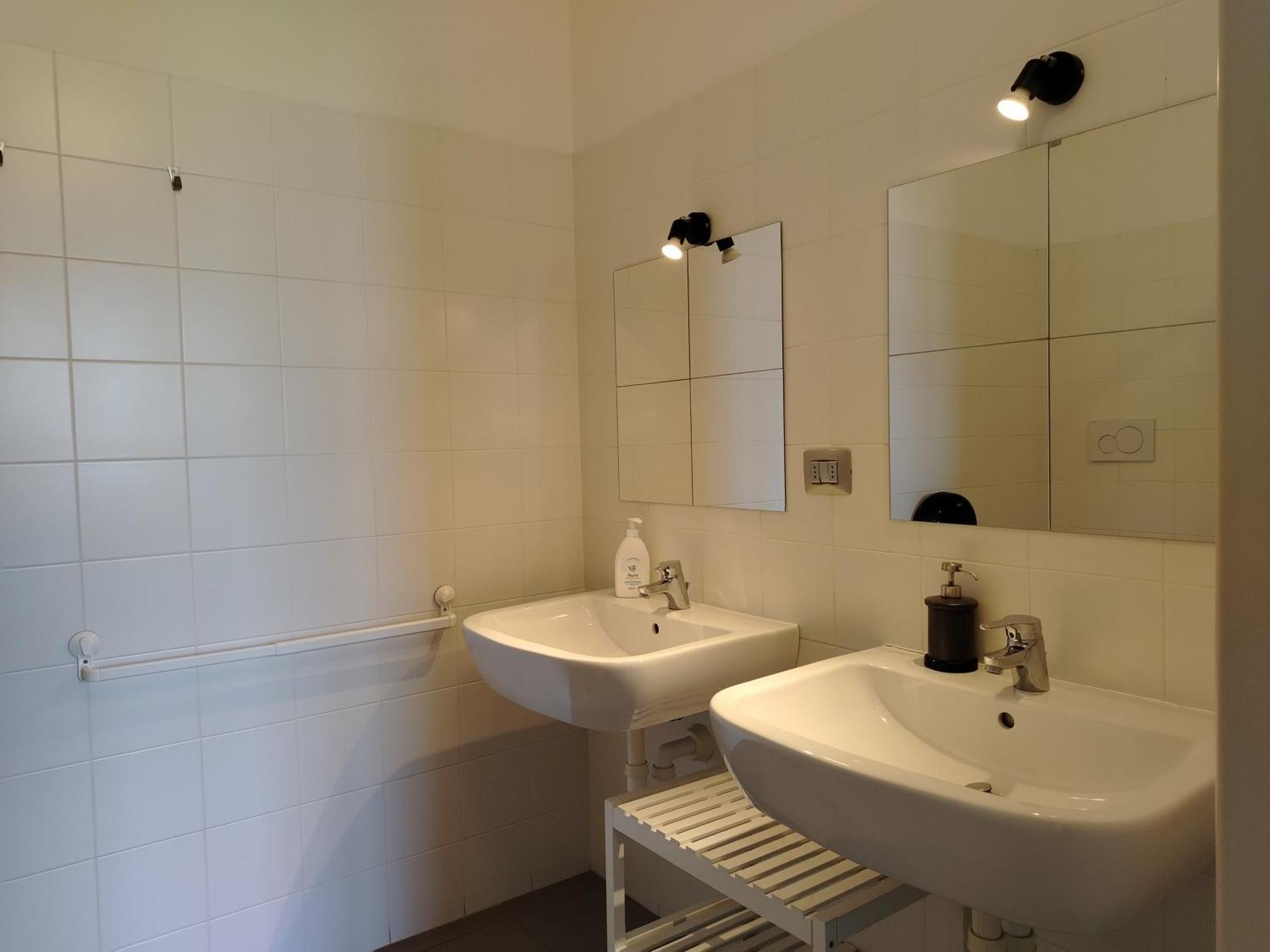 Lake Como Beach Hostel Hostal